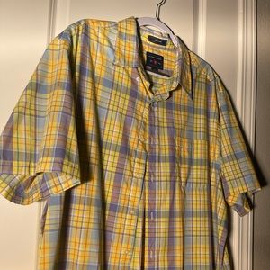 Men’s button up XXL short sleeve shirt. NEW CONDITION WORN ONCE.